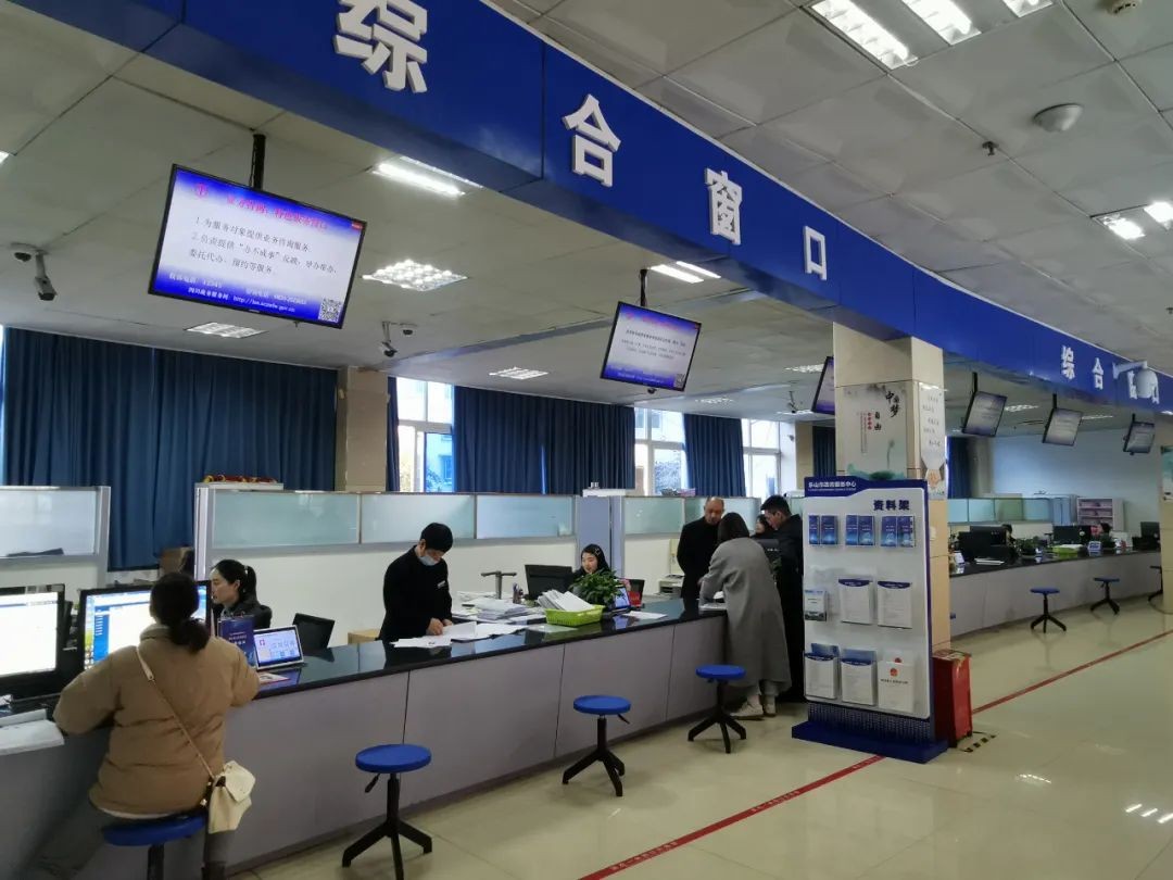 乐山专门组建了5000多人的队伍， 为企业和群众当“保姆”→