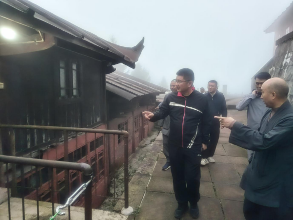 席代金到峨眉山宗教活动场所调研